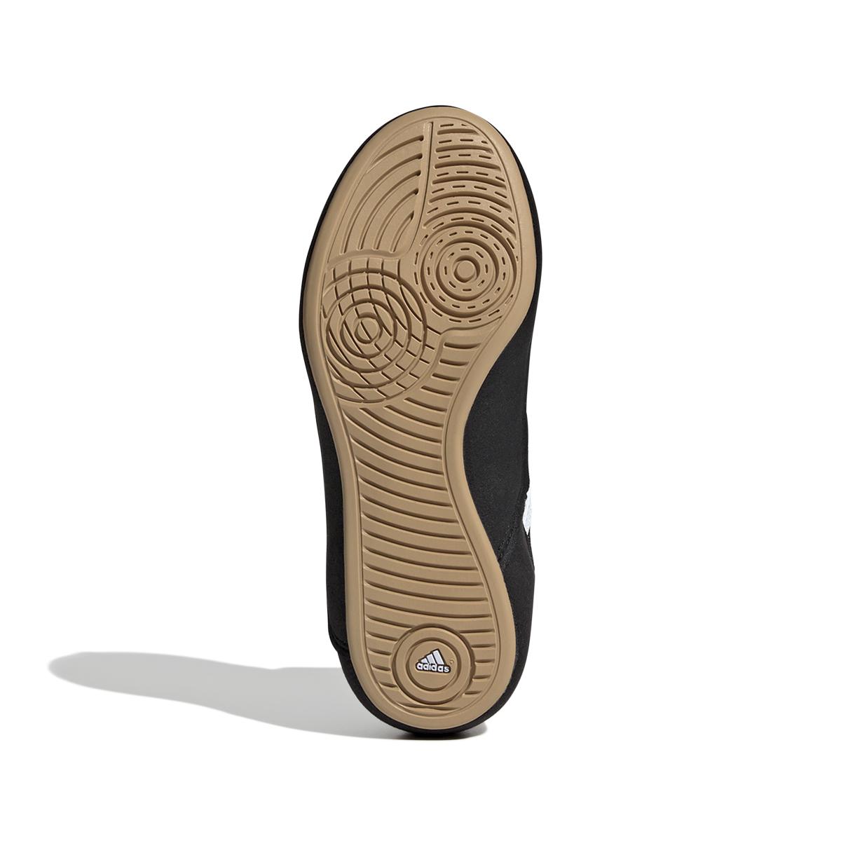 product/a/d/adidas_aq3327_4_footwear_photography_bottom_view_white-nw052424.jpg