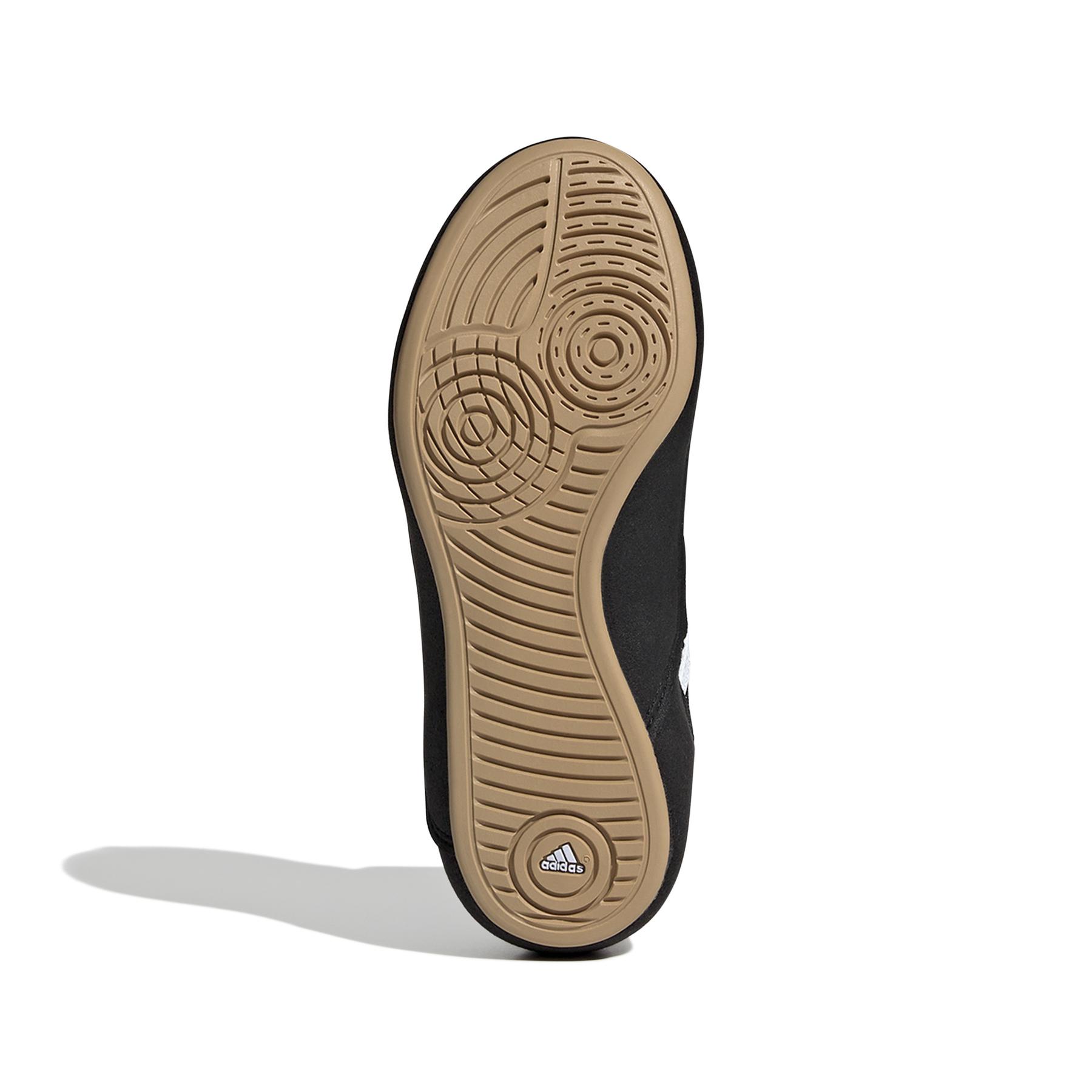 product/a/d/adidas_aq3327_4_footwear_photography_bottom_view_white-nw052424.jpg
